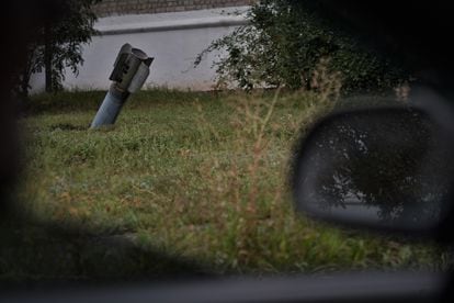 Un misil permanece clavado delante de un edificio de viviendas de Kupiansk. 