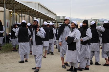 Un grupo de talibanes recién liberados de la cárcel de Bagram, a las afueras de Kabul.