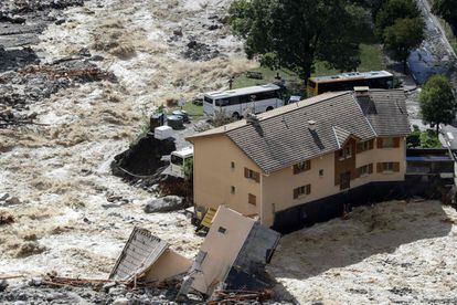 Daños causados tras las inundaciones en la localidad de Saint-Martin-Vesubie, en el sureste de Francia. Alrededor de 13.500 hogares se encuentran sin electricidad en la región, donde se están desplegando 850 miembros del personal de los servicios de emergencia.