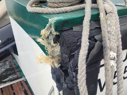 Desperfectos en la zona de popa de una embarcación de la Guardia Civil tras el impacto con una narcolancha este jueves en La Línea de la Concepción (Cádiz).