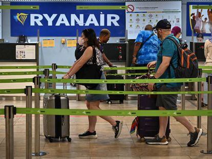 Pasajeros de Ryanair, el lunes en el aeropuerto de Madrid.