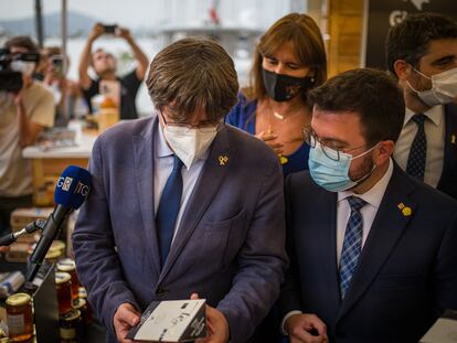 El 'expresident' Carles Puigdemont y el presidente de la Generalitat de Cataluña, Pere Aragonès, pasean junto a su comitiva por Alguer (Italia).