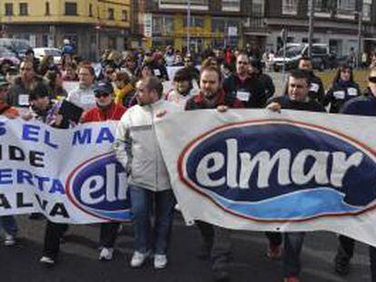 Los trabajadores de Congelados Elmar se manifiestan en protesta por la situación laboral de la factoría y la intención del grupo Pescapuerta de cerrar la fábrica de León.EFE/ Archivo