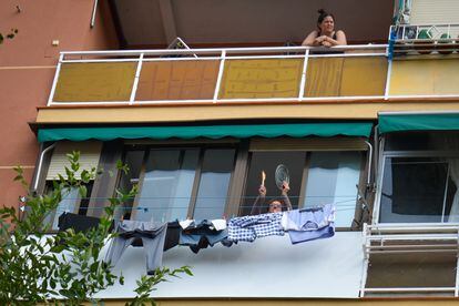 Una vecina secunda la protesta de los alumnos desde su balcón.