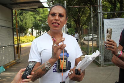 La activista Kenya Cuevas durante una rueda de prensa afuera del Reclusorio Sur en Ciudad de México, el 3 de agosto de 2022.