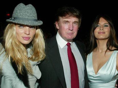 La modelo Esther Cañadas y Donald y Melania Trump, en la Semana de la Moda de Nueva York en febrero de 2003.