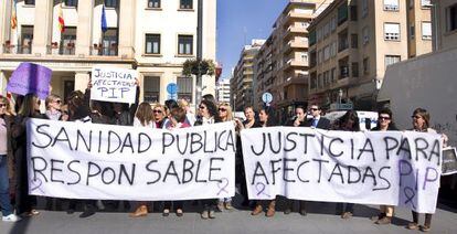 Un grupo de mujeres afectadas por implantes defectuosos, ante la sede de la subdelegaci&oacute;n de Gobierno en Alicante.