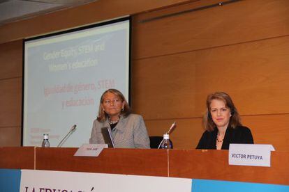 Linda Sax, a la izquierda, durante la conferecia de este viernes en Bilbao.