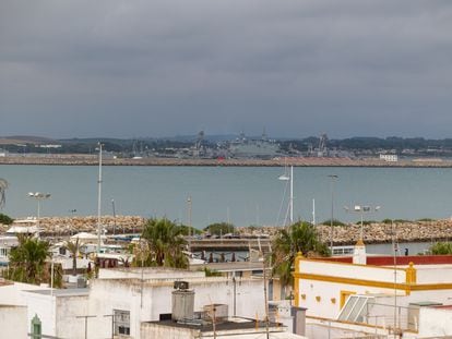 Vista de los destructores en la base naval de Rota desde una azotea de la ciudad.