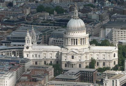 La catedral de San Pablo, en Londres, tiene cuatro campanas en su torre suroeste. Fue construida entre 1676 y 1710.