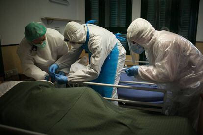 Dos voluntaris de Proactiva Open Arms i una infermera fan tests ràpids en una residència de la província de Barcelona.