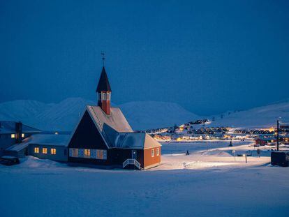 Vista nocturna de Longyearbyen, en las islas de Svalvard (Noruega), cerca del Polo Norte, en 2016.