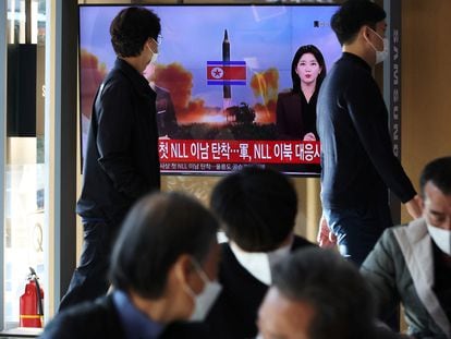 Un televisor en Seúl (Corea del Sur) muestra un boletín informativo sobre el lanzamiento este miércoles de misiles balísticos por parte de Corea del Norte.