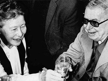 Los escritores franceses Simone de Beauvoir y Jean Paul Sartre, en 1977.
