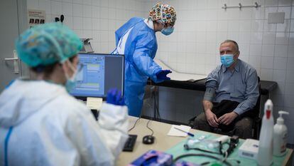 Dos profesionales sanitarias atienden a un usuario en el CAP de la Creu Alta de Sabadell.