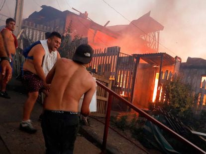 Varias personas intentan sofocar las llamas en sus viviendas.