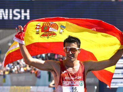 El marchista español Miguel Ángel López luce la bandera nacional tras proclamarse vencedor de la carrera.