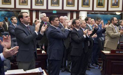 Legisladores de Florida tras la aprobación de la ley sobre seguridad escolar.