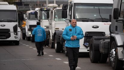 La policia detiene en uno de los ingresos a Buenos Aires una marcha de camioneros por la falta de gasoil, el martes 28 de junio.