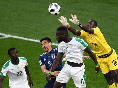 El meta Khadim N'Diaye no llega a despejar la pelota en la acción que generó el segundo gol japonés.