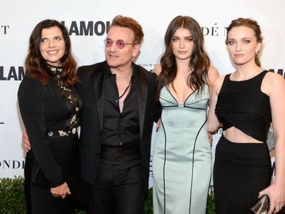 De izquierda a derecha, Alison Hewson y Bono con sus hijas Eve Hewson y Jordan en un evento en Los Ángeles en 2016.
