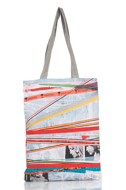 Este bolso es parte de la colección de la tienda de la Saatchi Gallery de Londres, y está inspirado en la obra Kinder Filmen I, de Isa Genzken perteneciente a la colección de la galería. (11 euros)