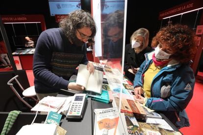 Visitantes del Salón del Libro Teatral, este viernes en el teatro Valle-Inclán de Madrid.