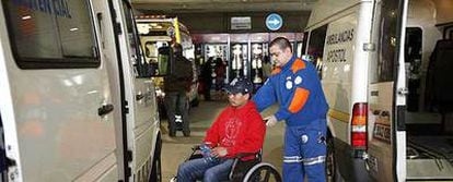 Uno de los cuatro tripulantes filipinos evacuados del <i>Ostedijk</i>, a su llegada al hospital coruñés Juan Canalejo.