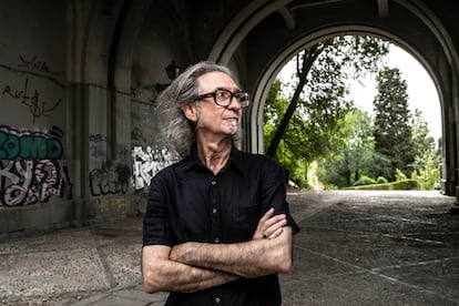 Eugenio Castro, autor del libro 'Madrid rediviva', en el viaducto.