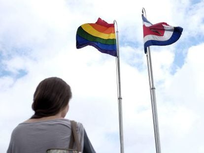 La bandera gay y la de Costa Rica en la Casa Presidencial.