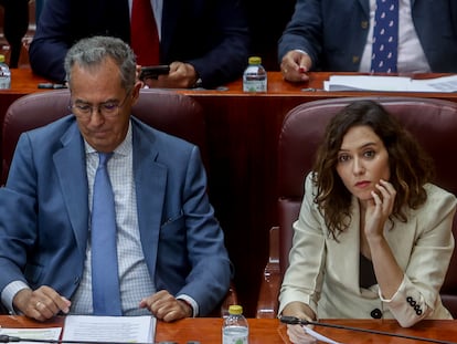 La presidenta de la Comunidad de Madrid, Isabel Díaz Ayuso, y el vicepresidente, consejero de Educación y Universidades de la Comunidad de Madrid, Enrique Ossorio, este jueves durante el pleno en la Asamblea autonómica.