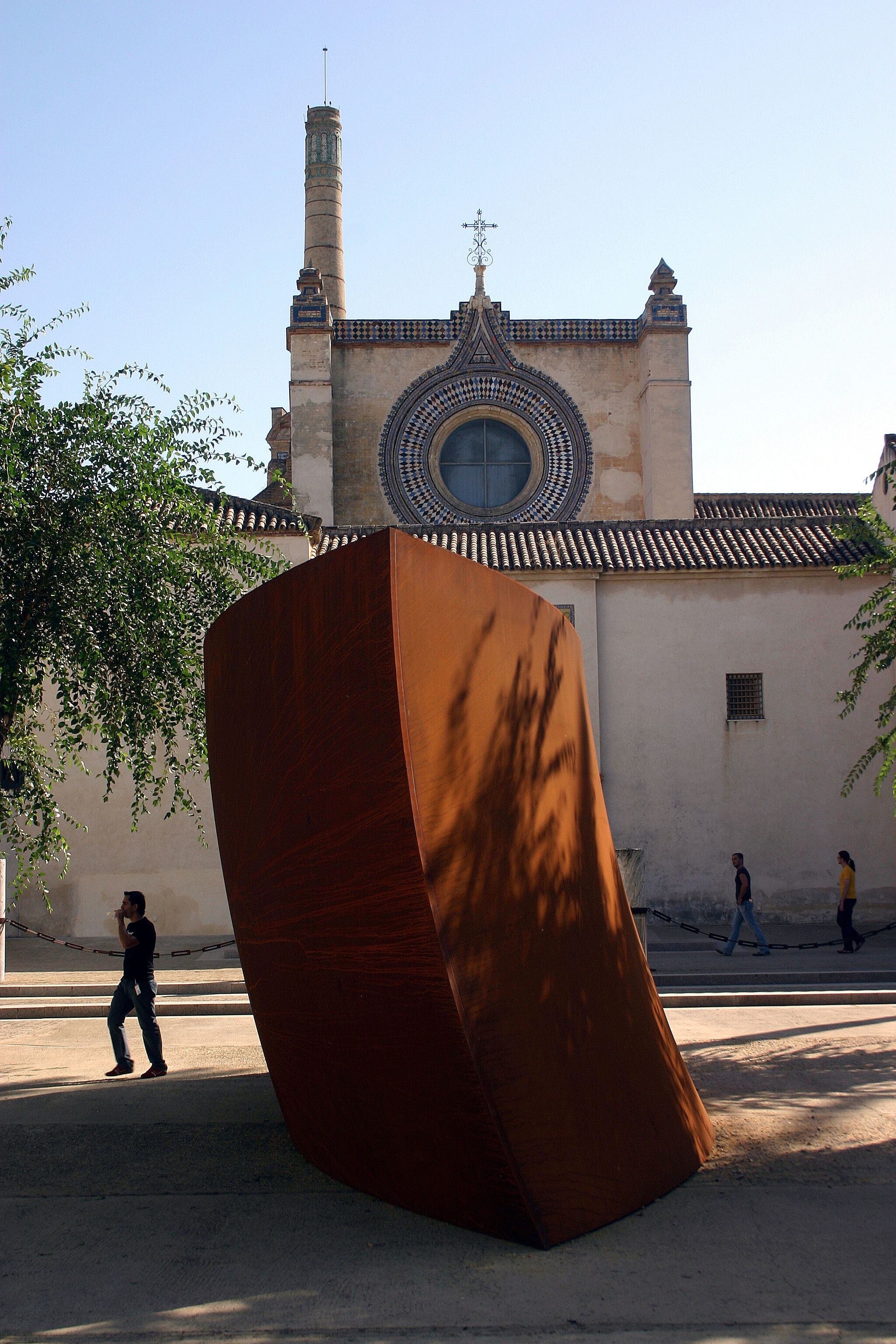 Obra de Richard Serra para la primera edición de la Bienal de Arte Contemporáneo de Sevilla (BIACS) instalada en el Monasterio de la Cartuja, en Sevilla, en 2004.