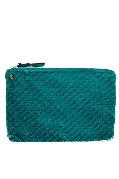 Cartera trenzada en azul verdoso, de Zadig & Voltaire (260 euros).