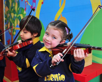 El violín forma parte del método de educación innovadora de Preescolar Talento