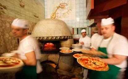 Cocina de la pizzería Trianon, en Nápoles (Italia).