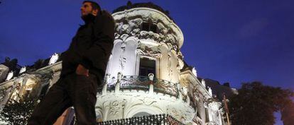 Un viandante pasa junto a la fachada de la sede de la SGAE en Madrid.