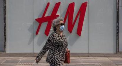 Mujer pasea por una tienda de H&M en Pekin.