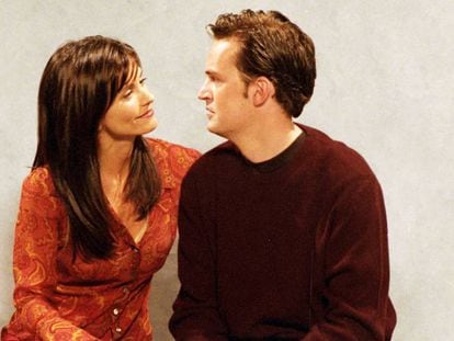 Courteney Cox y Matthew Perry, durante el rodaje de 'Friends' en 2001.