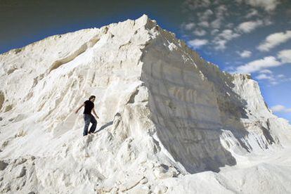 Montaña de sal en las marismas del río Odiel.