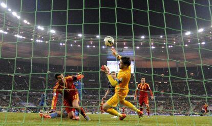 Pedro bate a Lloris en Saint Denis.