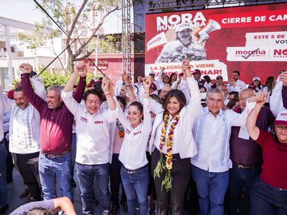 Claudia Sheinbaum, Adán Augusto López, Rocío Nahle y Mario Delgado flanquean a la candidata a la gobernatura de Aguascalientes, Nora Ruvalcaba, en su cierre de campaña.