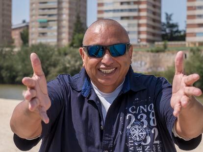 Alan Duffy, más conocido como King África, en la playa fluvial de Valladolid.