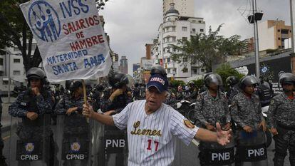 Un empleado estatal reclama mejores salarios durante una protesta realizada en Caracas, el miércoles 28 de noviembre.