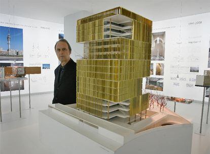 Guillermo Vázquez Consuegra, junto a la maqueta de un edificio administrativo para la Junta en Córdoba.