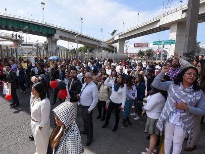 Trabajadores del Poder Judicial bloquean una avenida en Toluca (Estado de México), el 16 de octubre.