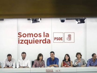 La nova executiva del PSOE, en la seva primera reunió, aquest dilluns.