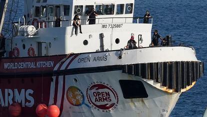 Un barco perteneciente al grupo de ayuda Open Arms cargado con alimentos enlatados destinados a Gaza, de regreso en el puerto chipriota de Lárnaca, este miércoles.