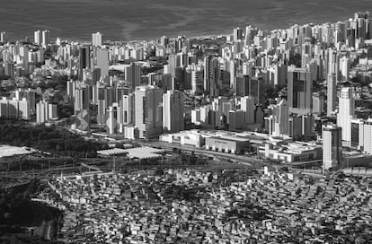 Vista aérea de las favelas y los rascacielos de lujos en Salvador de Bahia, Brasil, el 29 de abril de 2019.