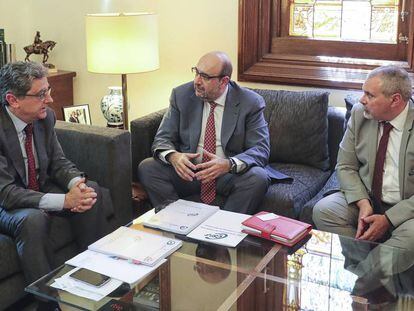 Enric Millo, delegado del Gobierno, junto a Miguel Borra, presidente del CSIF.