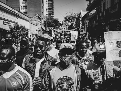 Fotografía de la serie 'La tierra quema adentro', que retrata las protestas de la comunidad senegalesa en Argentina.